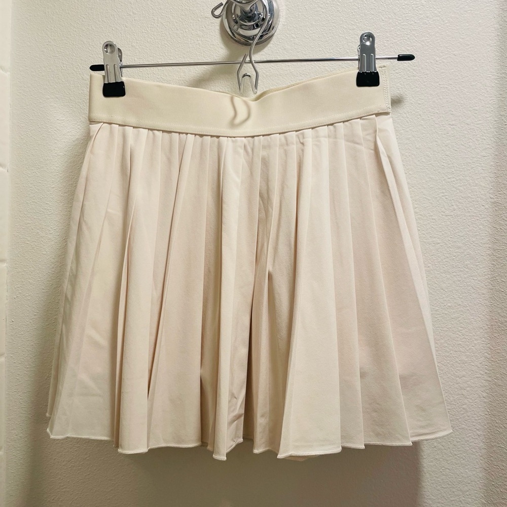 Aritzia TNA Cream Tennis Skirt w shorts inside